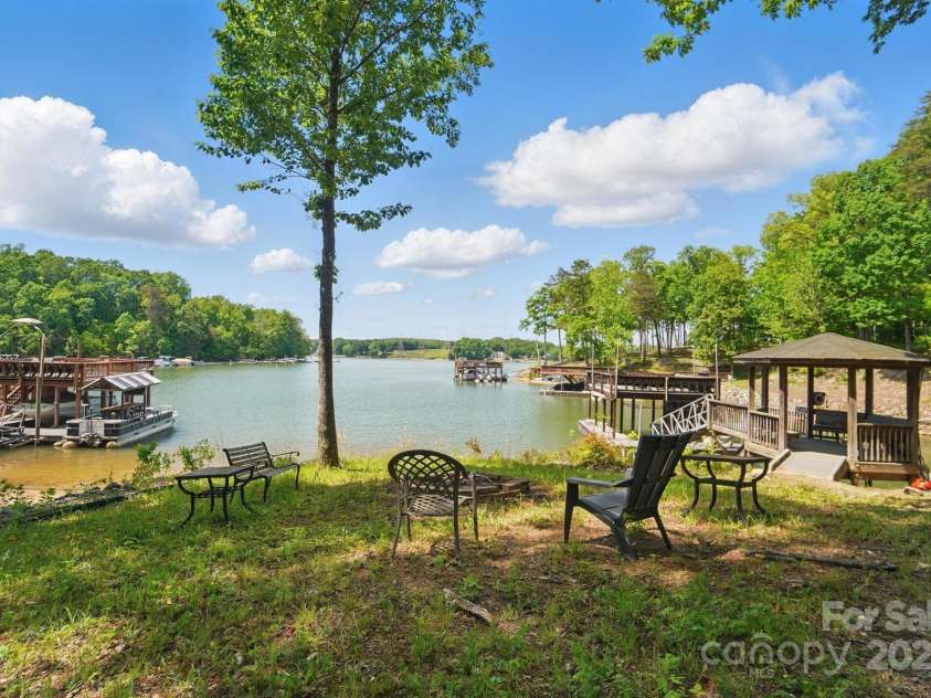 2501 Mt Isle Harbor Drive, Charlotte, NC 28214.  MLS# CAR4247773, YatesRealty ID 11202. 