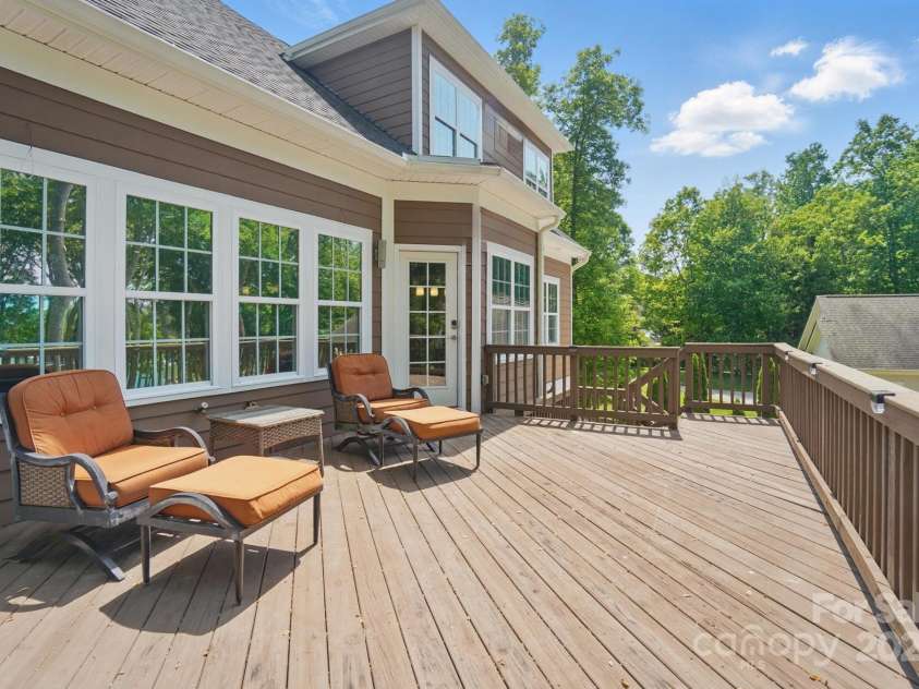 2501 Mt Isle Harbor Drive, Charlotte, NC 28214.  MLS# CAR4247773, YatesRealty ID 11202. 