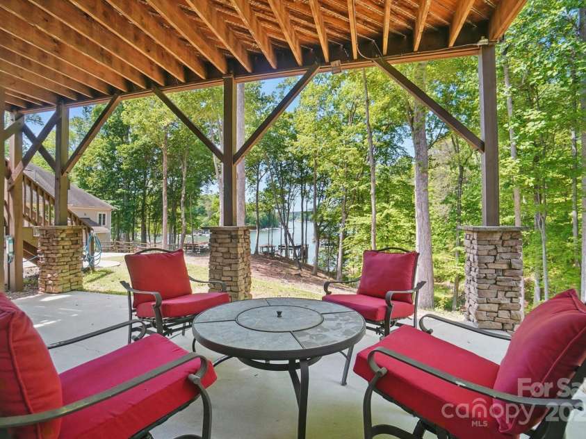 2501 Mt Isle Harbor Drive, Charlotte, NC 28214.  MLS# CAR4247773, YatesRealty ID 11202. 