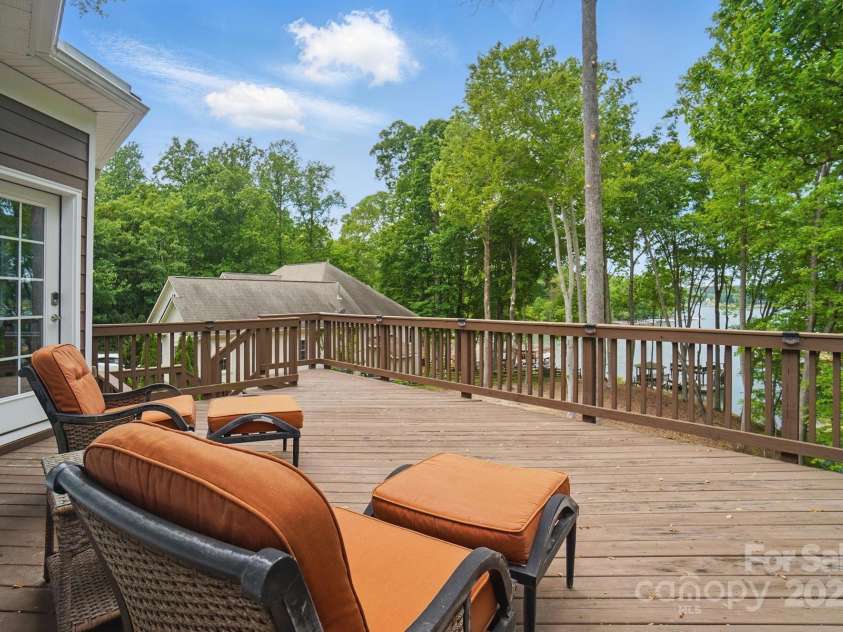 2501 Mt Isle Harbor Drive, Charlotte, NC 28214.  MLS# CAR4247773, YatesRealty ID 11202. 