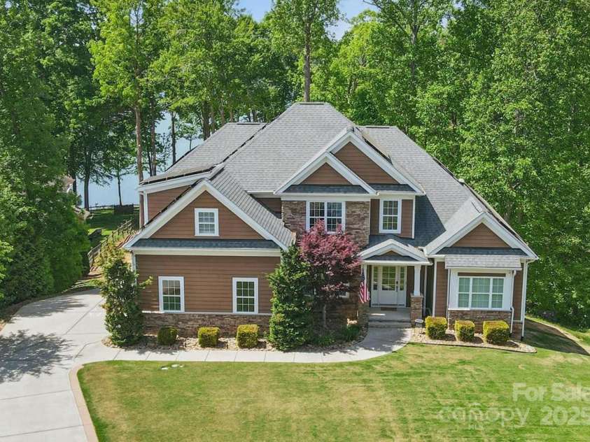 2501 Mt Isle Harbor Drive, Charlotte, NC 28214.  MLS# CAR4247773, YatesRealty ID 11202. 