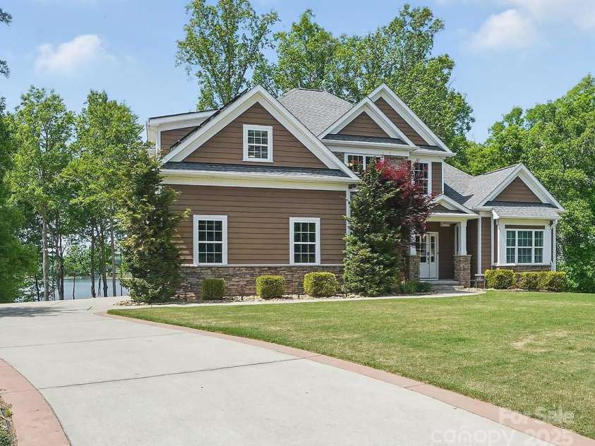 2501 Mt Isle Harbor Drive, Charlotte, NC 28214.  MLS# CAR4247773, YatesRealty ID 11202. 