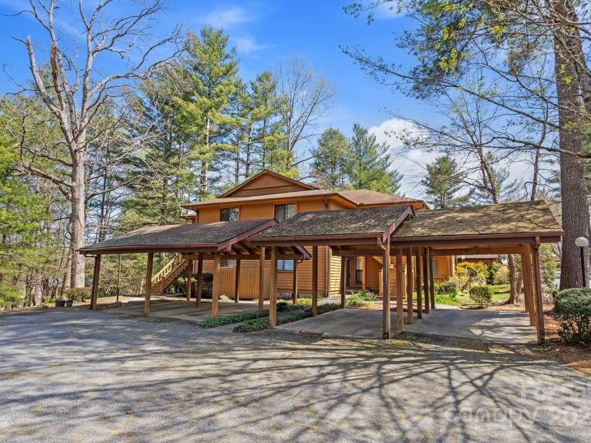 521 Courtwood Lane, Hendersonville, NC 28739.  MLS# CAR4244323, YatesRealty ID 11205. 