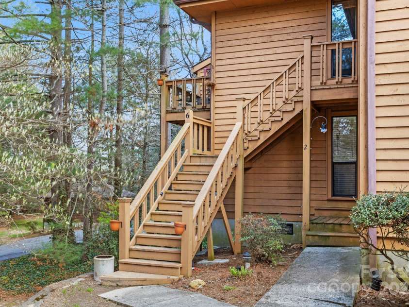 521 Courtwood Lane, Hendersonville, NC 28739.  MLS# CAR4244323, YatesRealty ID 11205. 