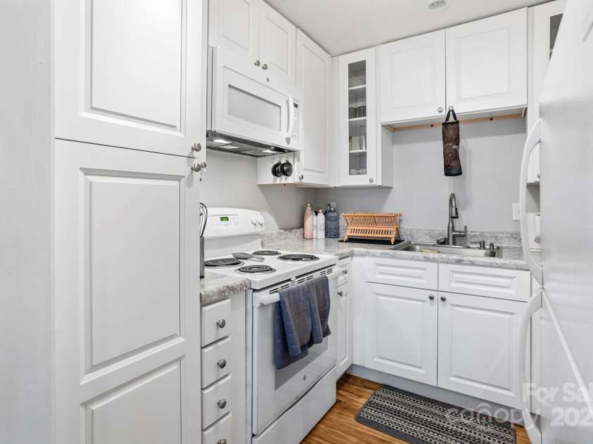 521 Courtwood Lane, Hendersonville, NC 28739.  MLS# CAR4244323, YatesRealty ID 11205. 