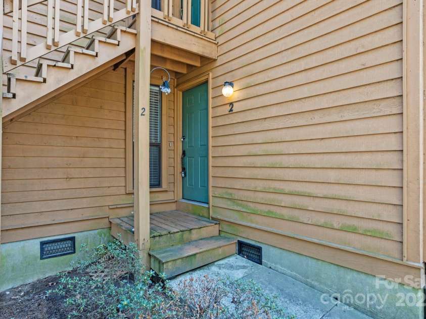 521 Courtwood Lane, Hendersonville, NC 28739.  MLS# CAR4244323, YatesRealty ID 11205. 