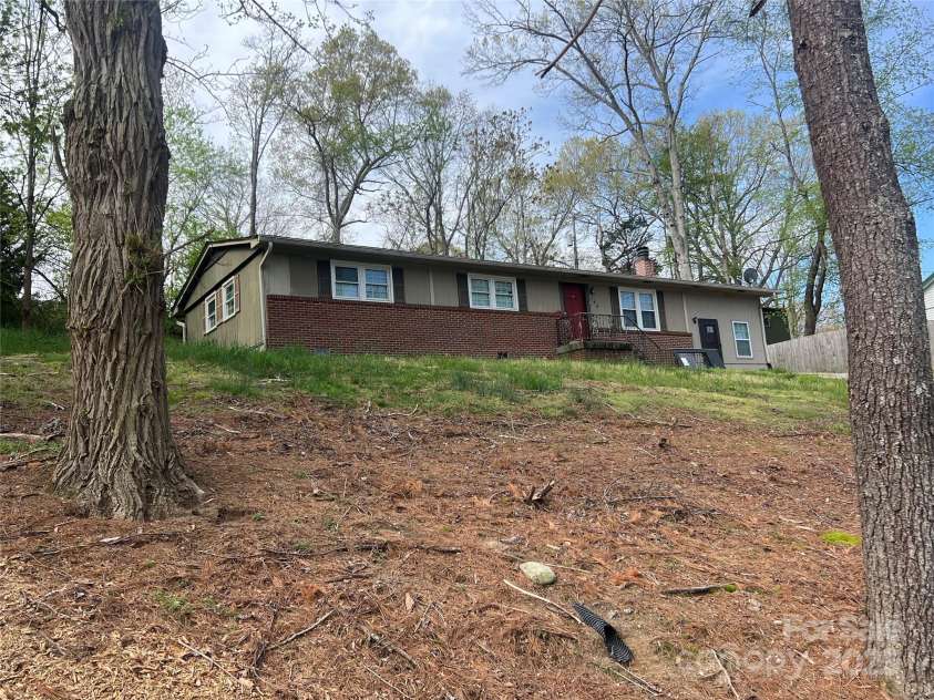 145 Azalea Way, Hendersonville, NC 28792.  MLS# CAR4254158, YatesRealty ID 11206. 