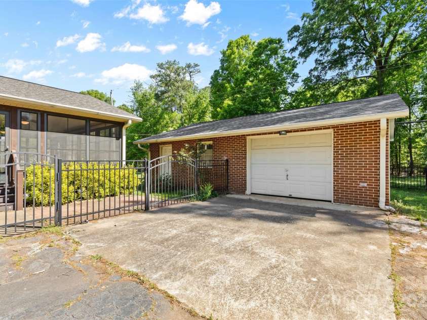 1633 Colony Road, Rock Hill, SC 29730.  MLS# CAR4238948, YatesRealty ID 11210. 