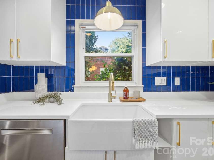 1941 Bentley Place, Charlotte, NC 28205.  MLS# CAR4381660, YatesRealty ID 11215. 