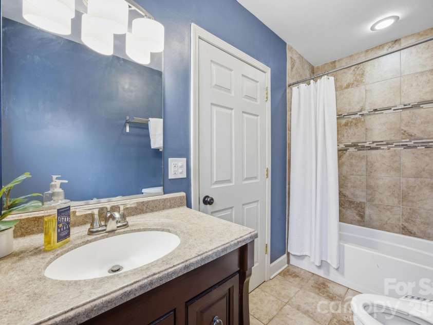 1941 Bentley Place, Charlotte, NC 28205.  MLS# CAR4381660, YatesRealty ID 11215. 