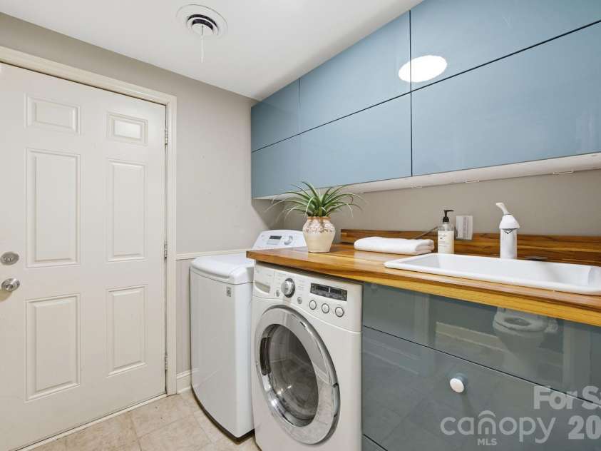 1941 Bentley Place, Charlotte, NC 28205.  MLS# CAR4381660, YatesRealty ID 11215. 
