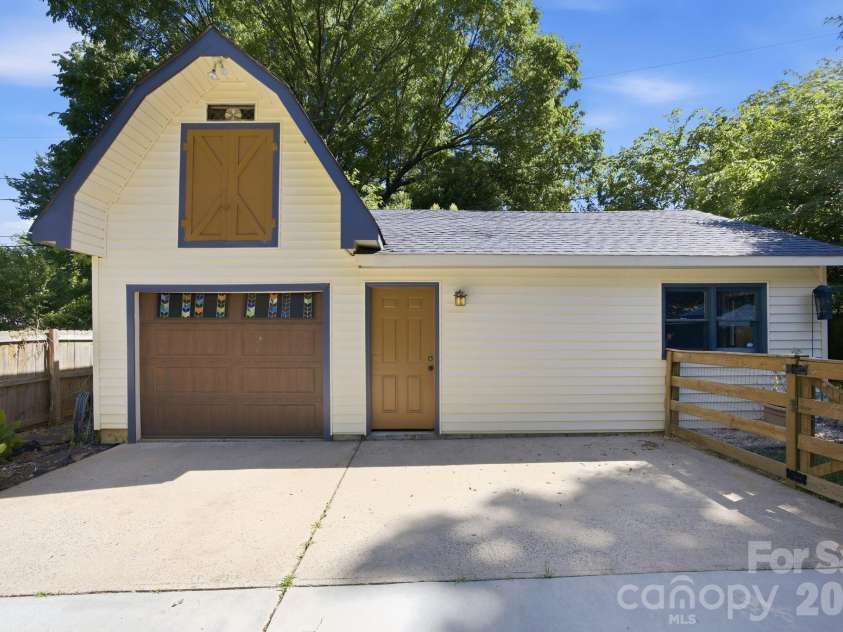 1941 Bentley Place, Charlotte, NC 28205.  MLS# CAR4381660, YatesRealty ID 11215. 