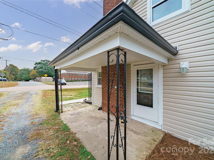 2500 Ridge Avenue, Kannapolis, NC 28083.  MLS# CAR4212413, YatesRealty ID 11219. 