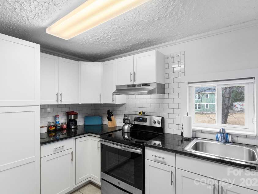 33 Vance Avenue, Black Mountain, NC 28711.  MLS# CAR4220185, YatesRealty ID 1122. #1