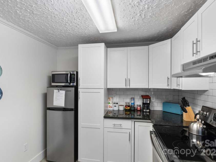 33 Vance Avenue, Black Mountain, NC 28711.  MLS# CAR4220185, YatesRealty ID 1122. #1