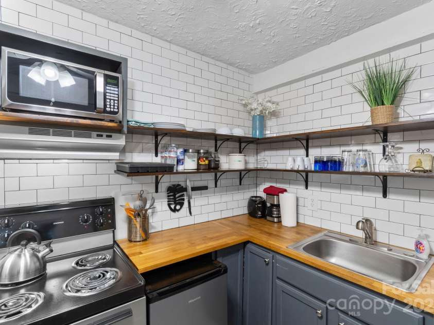 33 Vance Avenue, Black Mountain, NC 28711.  MLS# CAR4220185, YatesRealty ID 1122. #5