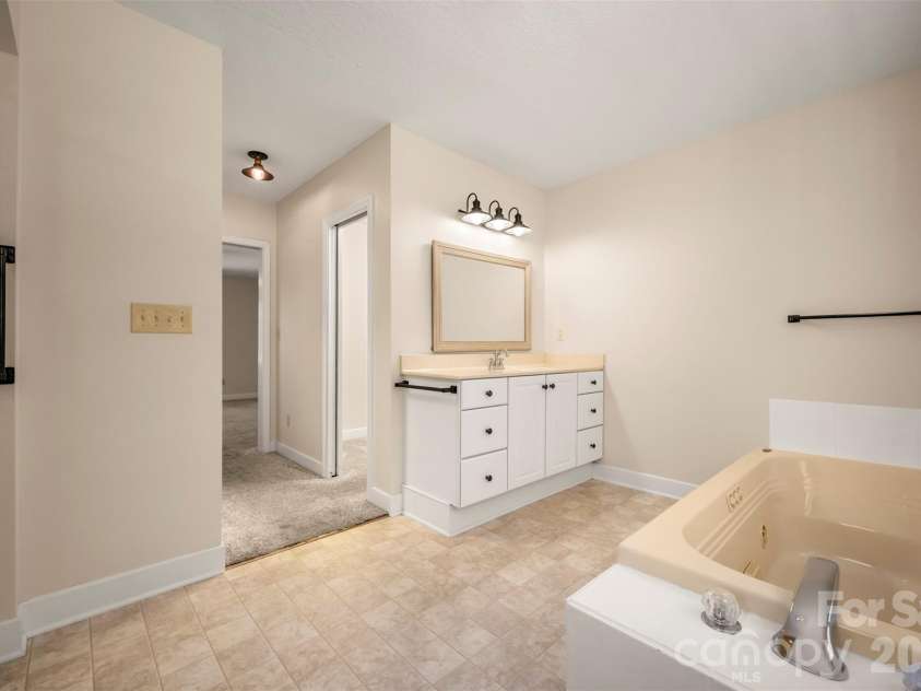 275 Souther Road, Fletcher, NC 28732.  MLS# CAR4346785, YatesRealty ID 11220. 