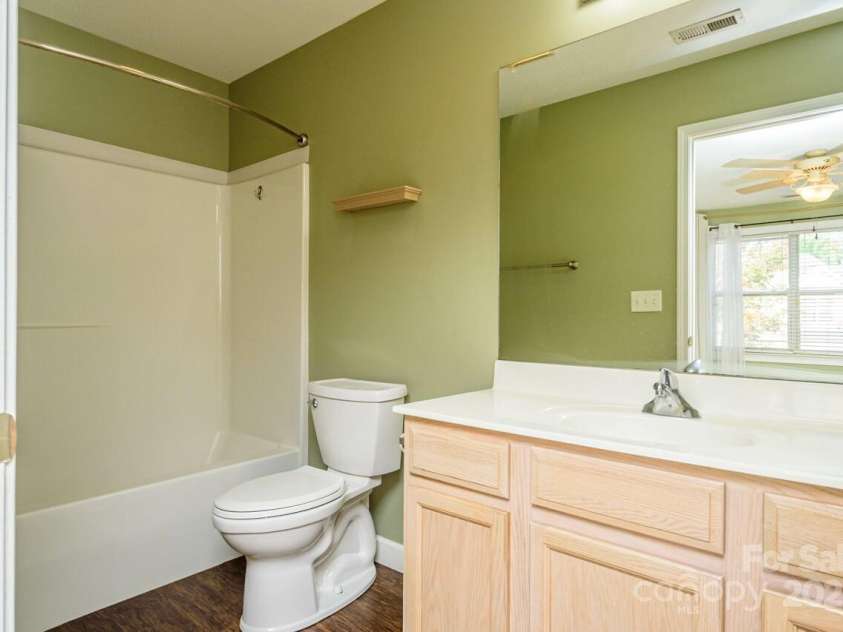 606 Olde Covington Way, Arden, NC 28704.  MLS# CAR4313907, YatesRealty ID 11222. Primary Bath