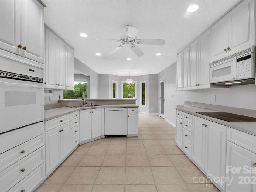11153 Turtle Bay Court, Tega Cay, SC 29708.  MLS# CAR4238662, YatesRealty ID 11223. Kitchen