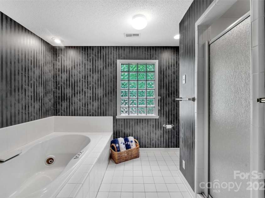 11153 Turtle Bay Court, Tega Cay, SC 29708.  MLS# CAR4238662, YatesRealty ID 11223. Primary Bathroom