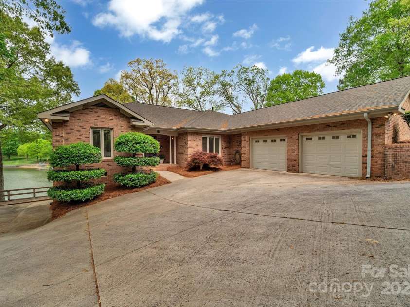 11153 Turtle Bay Court, Tega Cay, SC 29708.  MLS# CAR4238662, YatesRealty ID 11223. Welcome Home to 11153 Turtle Bay, Tega Cay, SC