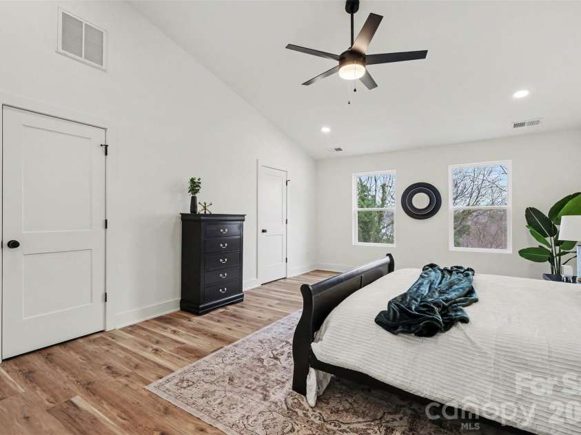 3211 Ross Avenue, Charlotte, NC 28208.  MLS# CAR4352267, YatesRealty ID 11224. 