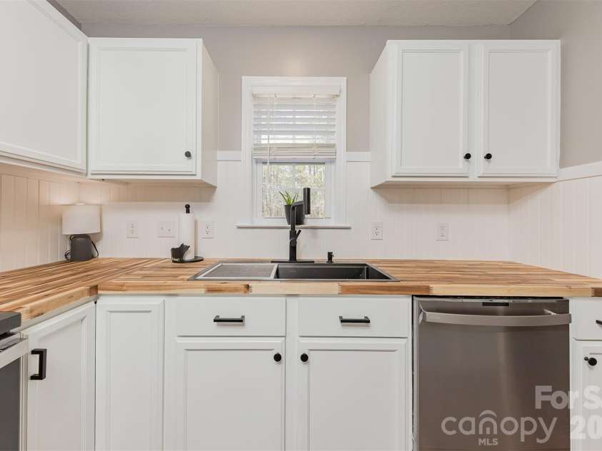 110 Saint Road, Richlands, NC 28574.  MLS# CAR4367854, YatesRealty ID 11227. Plenty of Counter Space