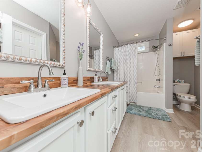 110 Saint Road, Richlands, NC 28574.  MLS# CAR4367854, YatesRealty ID 11227. Primary Bath