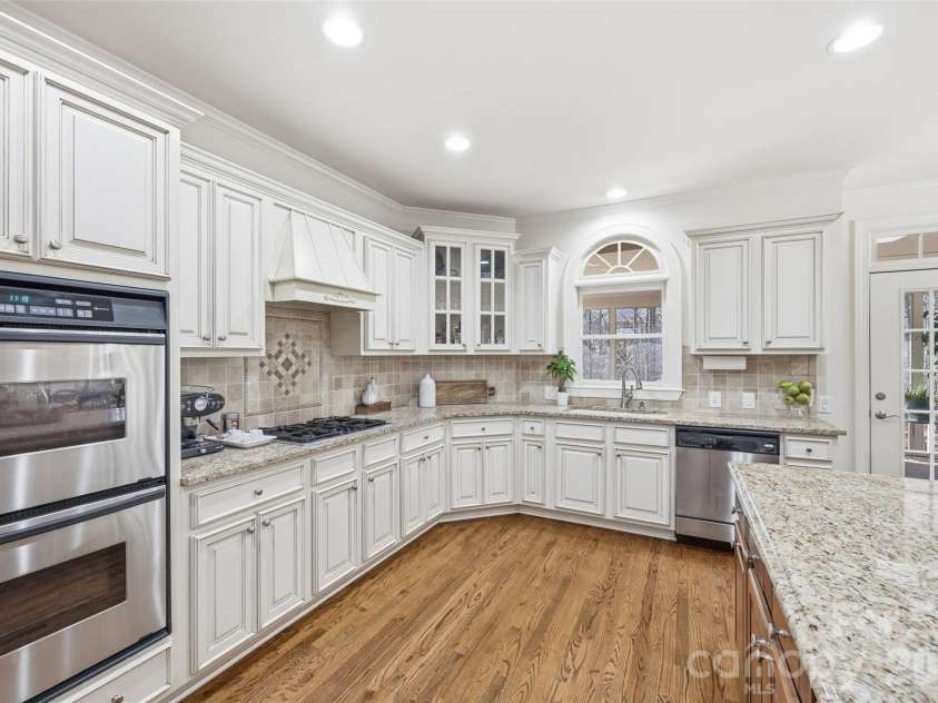 17142 Harcombe Drive, Charlotte, NC 28277.  MLS# CAR4357637, YatesRealty ID 11228. Chef's kitchen with stainless appliances and granite