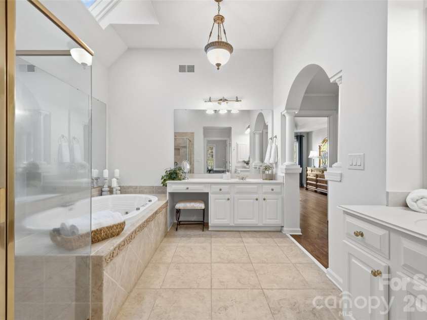 17142 Harcombe Drive, Charlotte, NC 28277.  MLS# CAR4357637, YatesRealty ID 11228. Dual Vanities 