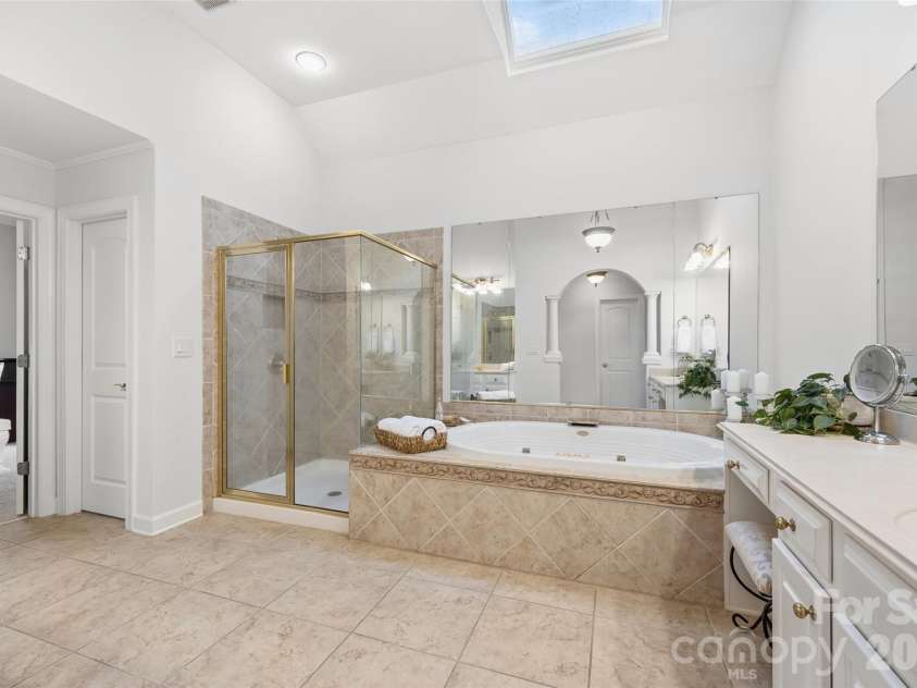 17142 Harcombe Drive, Charlotte, NC 28277.  MLS# CAR4357637, YatesRealty ID 11228. Primary Bath with skylight ~ tons of natural light