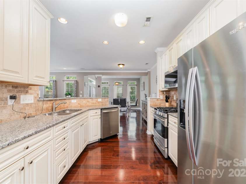 3248 Park South Station Boulevard, Charlotte, NC 28210.  MLS# CAR4243306, YatesRealty ID 11228. 