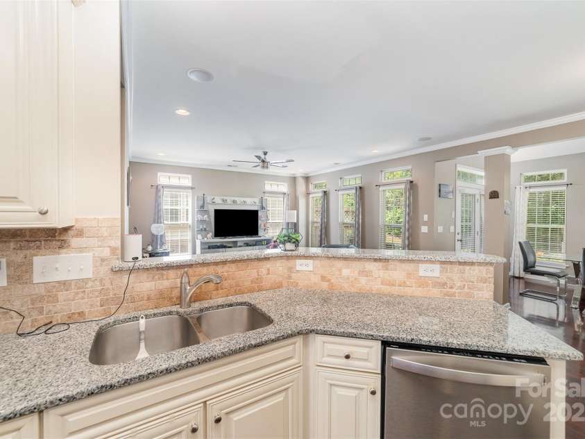 3248 Park South Station Boulevard, Charlotte, NC 28210.  MLS# CAR4243306, YatesRealty ID 11228. 