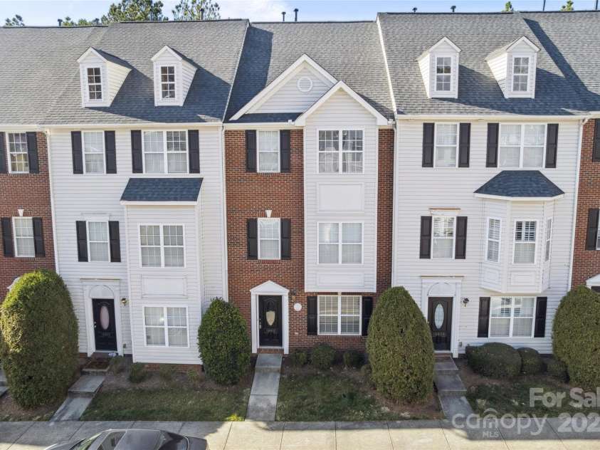 10032 Treeside Lane, Matthews, NC 28105.  MLS# CAR4329245, YatesRealty ID 11229. 