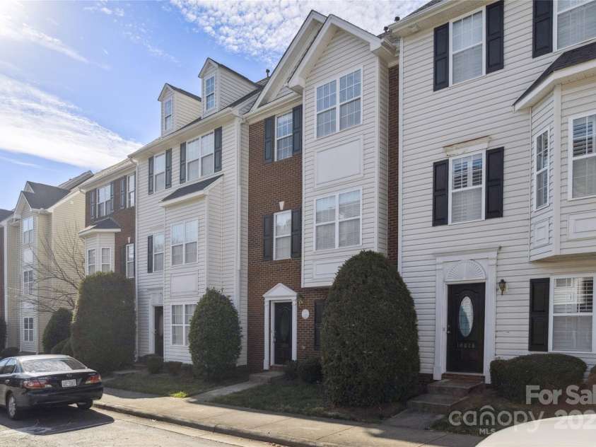 10032 Treeside Lane, Matthews, NC 28105.  MLS# CAR4329245, YatesRealty ID 11229. 