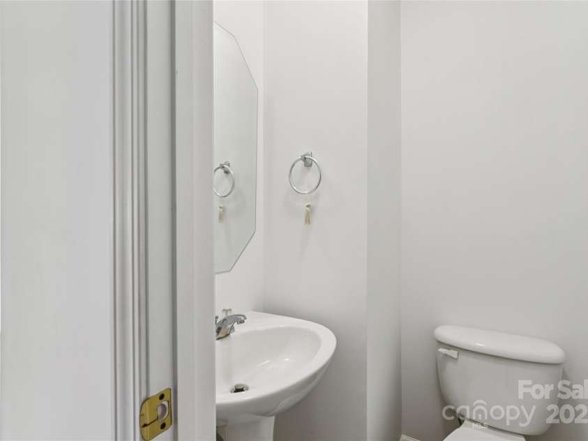 10032 Treeside Lane, Matthews, NC 28105.  MLS# CAR4329245, YatesRealty ID 11229. 