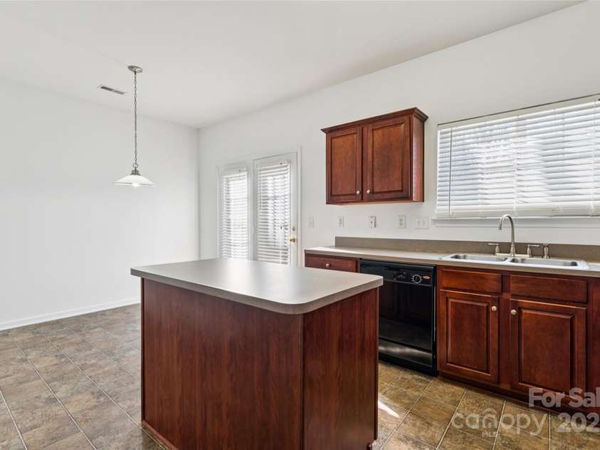 10032 Treeside Lane, Matthews, NC 28105.  MLS# CAR4329245, YatesRealty ID 11229. 