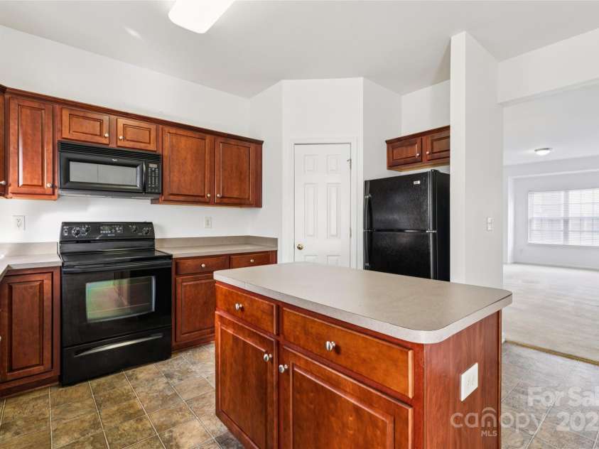 10032 Treeside Lane, Matthews, NC 28105.  MLS# CAR4329245, YatesRealty ID 11229. 