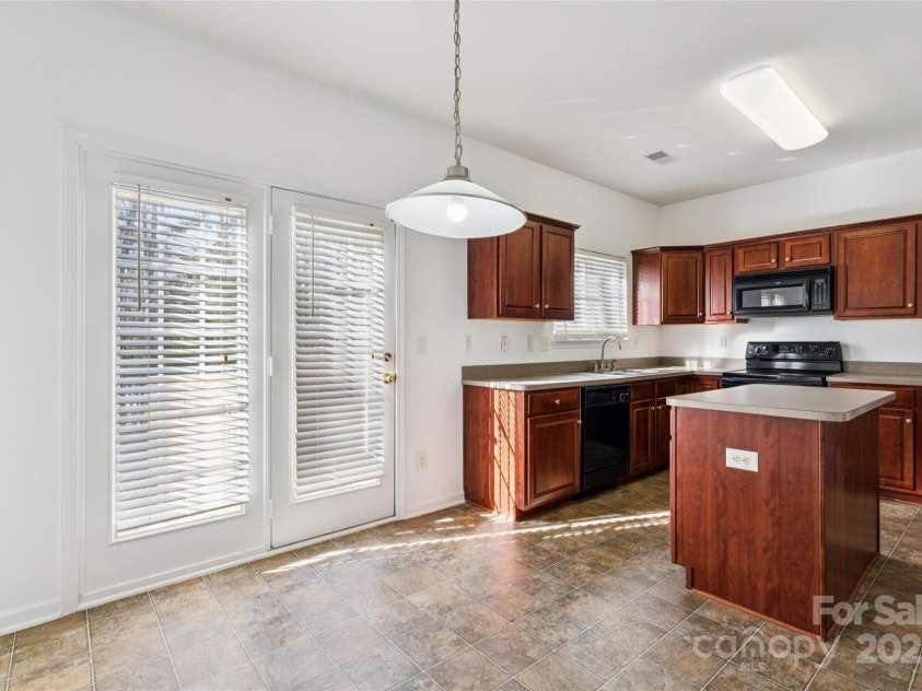10032 Treeside Lane, Matthews, NC 28105.  MLS# CAR4329245, YatesRealty ID 11229. 