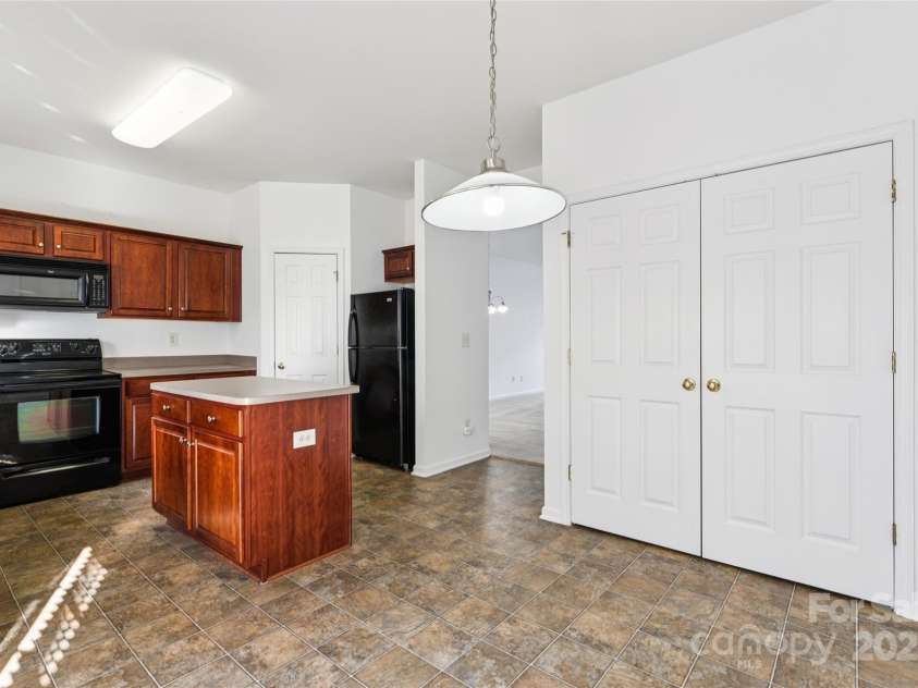 10032 Treeside Lane, Matthews, NC 28105.  MLS# CAR4329245, YatesRealty ID 11229. 