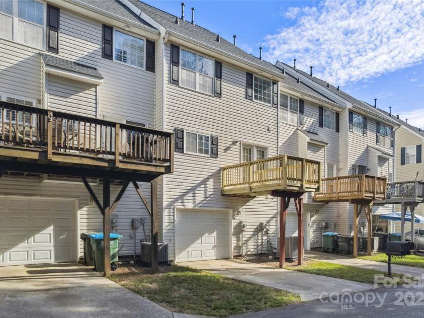 10032 Treeside Lane, Matthews, NC 28105.  MLS# CAR4329245, YatesRealty ID 11229. 