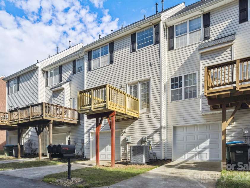 10032 Treeside Lane, Matthews, NC 28105.  MLS# CAR4329245, YatesRealty ID 11229. 