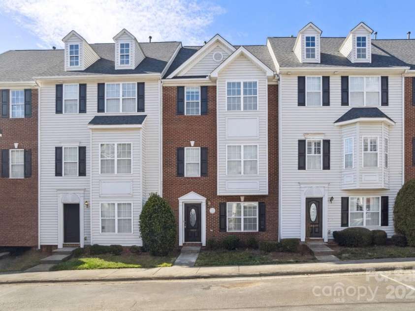 10032 Treeside Lane, Matthews, NC 28105.  MLS# CAR4329245, YatesRealty ID 11229. Front exterior
