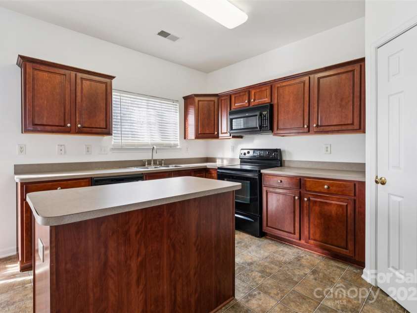10032 Treeside Lane, Matthews, NC 28105.  MLS# CAR4329245, YatesRealty ID 11229. Kitchen