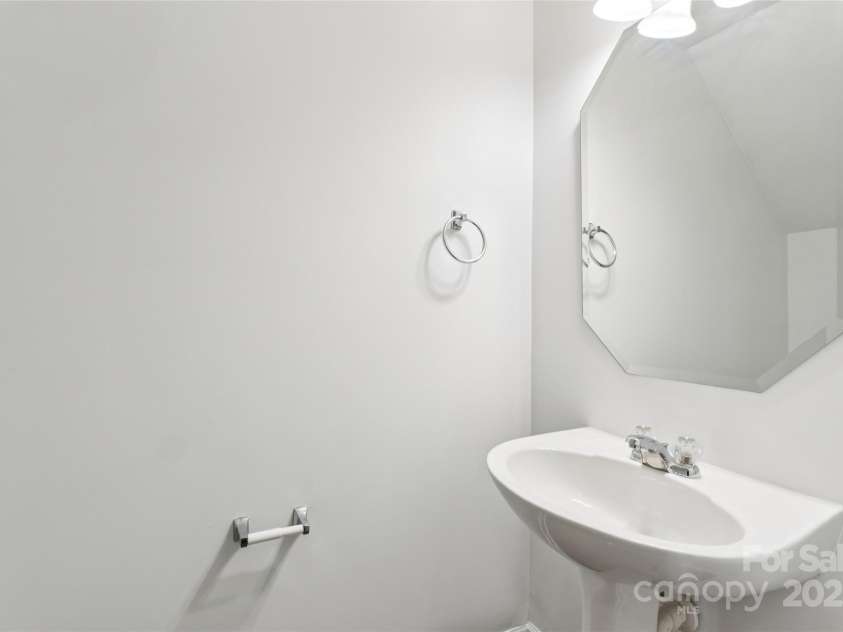 10032 Treeside Lane, Matthews, NC 28105.  MLS# CAR4329245, YatesRealty ID 11229. Main floor half bathroom