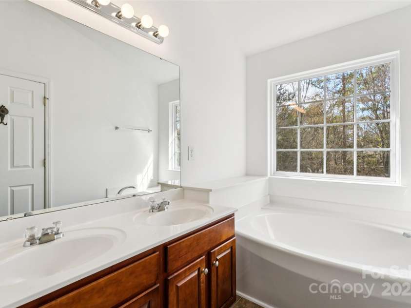 10032 Treeside Lane, Matthews, NC 28105.  MLS# CAR4329245, YatesRealty ID 11229. Primary bathroom