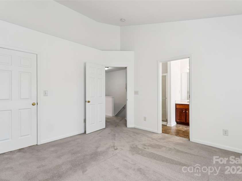 10032 Treeside Lane, Matthews, NC 28105.  MLS# CAR4329245, YatesRealty ID 11229. Primary bedroom