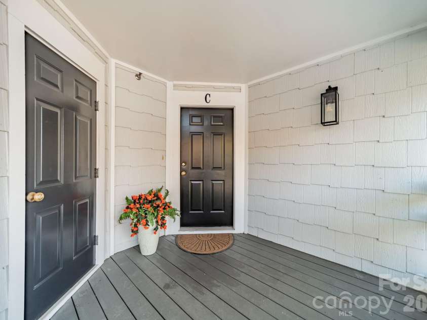 17919 Kings Point Drive, Cornelius, NC 28031.  MLS# CAR4320455, YatesRealty ID 11229. 