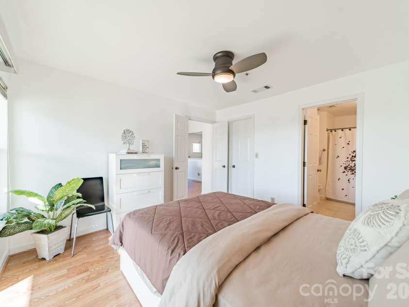 17919 Kings Point Drive, Cornelius, NC 28031.  MLS# CAR4320455, YatesRealty ID 11229. 