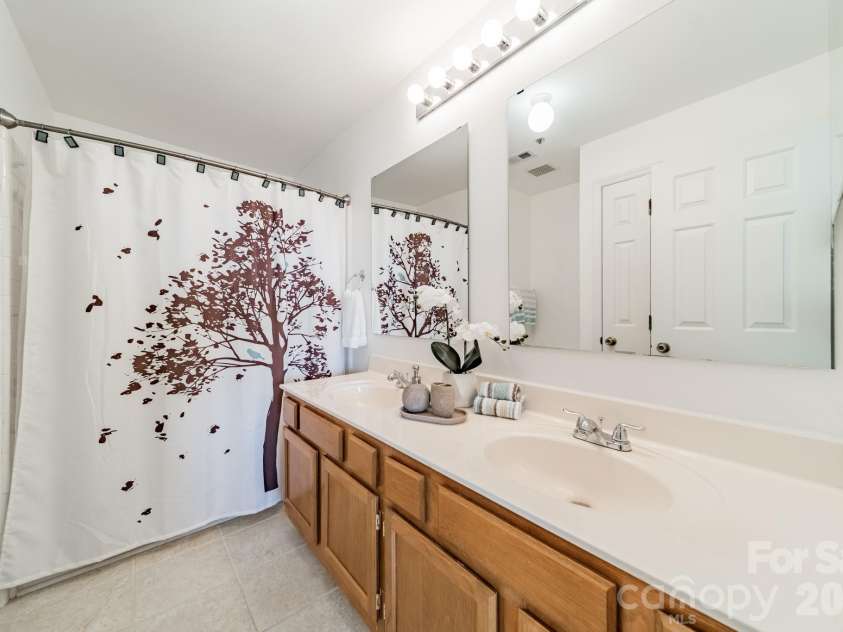 17919 Kings Point Drive, Cornelius, NC 28031.  MLS# CAR4320455, YatesRealty ID 11229. 